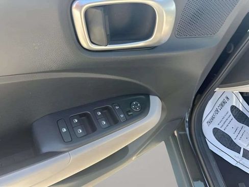 Used 2025 Hyundai Venue SEL FWD image 11