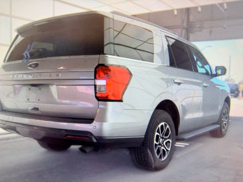 Used 2024 Ford Expedition XLT RWD image 3