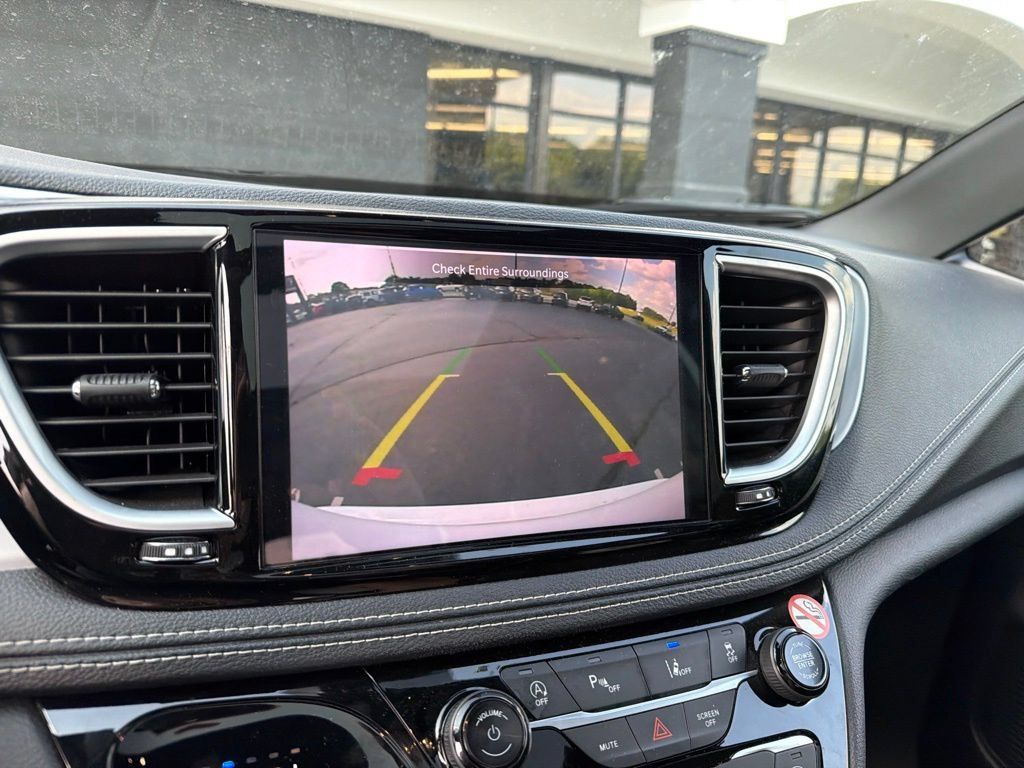 Used 2025 Chrysler Pacifica Limited FWD image 18