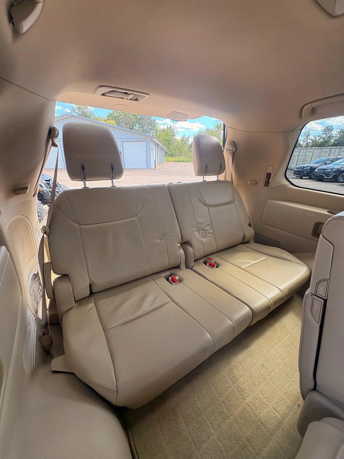 Used 2011 Lexus LX 570 4WD w/ Luxury Pkg image 40