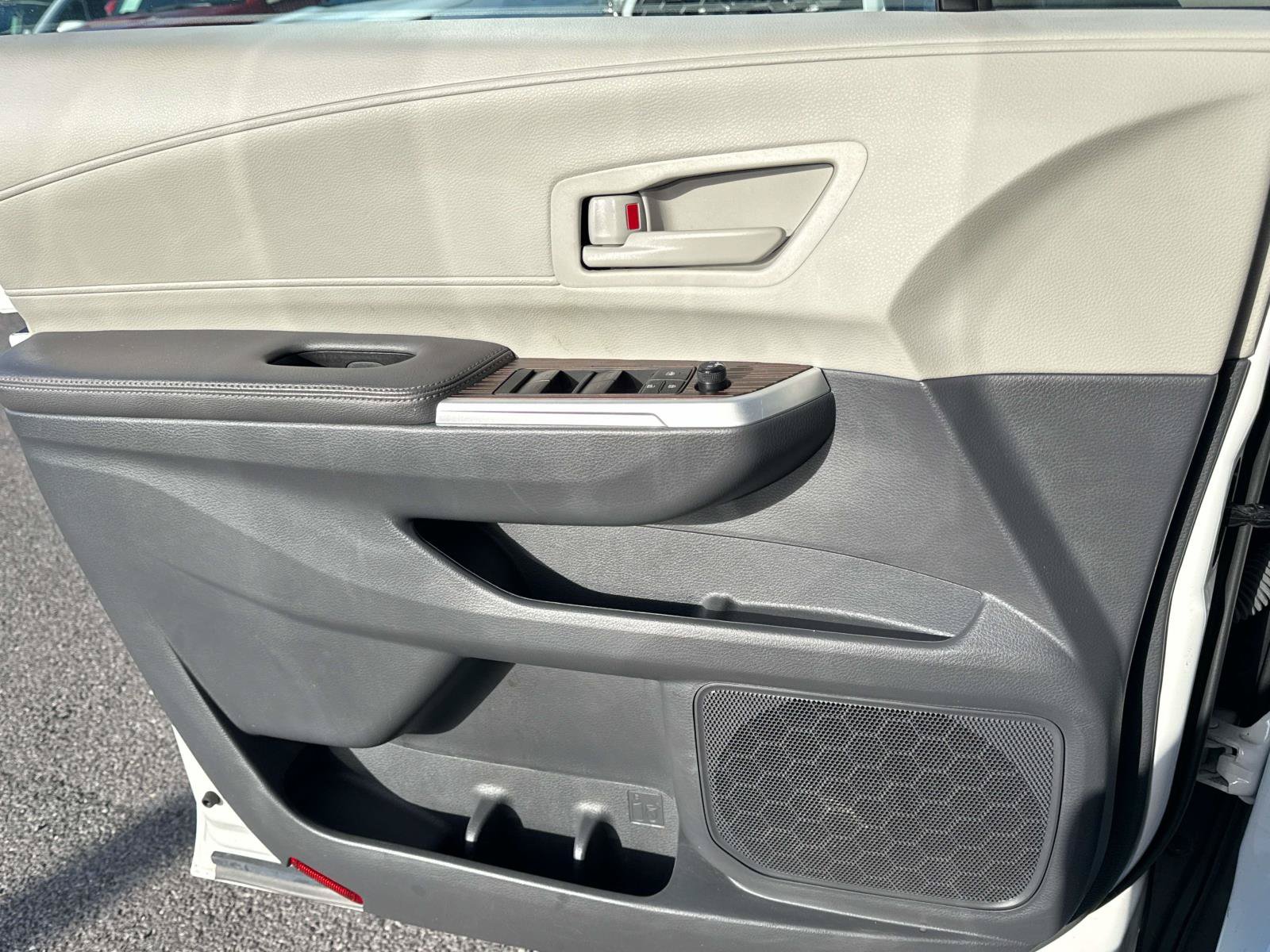 Used 2024 Toyota Sienna LE AWD/4WD image 13