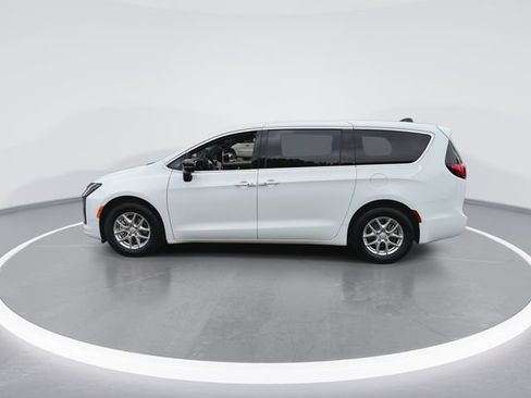 New 2027 Chrysler Pacifica Select FWD image 5