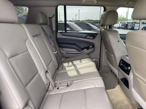 Used 2018 Chevrolet Suburban LT image 13