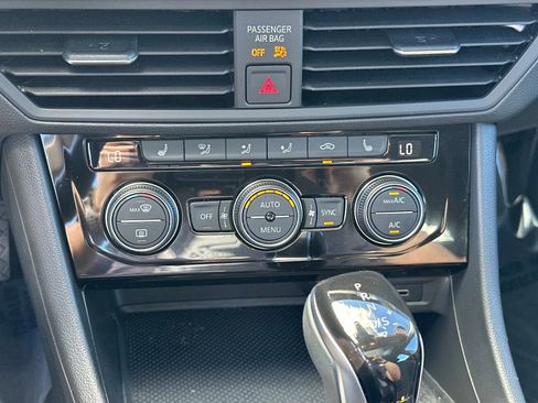 Certified 2023 Volkswagen Jetta SE w/ Panoramic Sunroof Package image 21