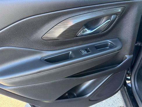 Used 2024 GMC Terrain SLT image 8