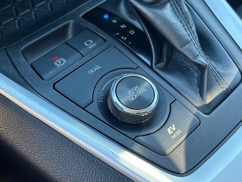 Used 2022 Toyota RAV4 LE image 22