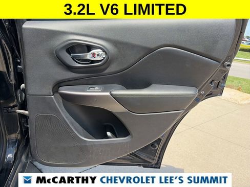 Used 2019 Jeep Cherokee Limited AWD/4WD image 30