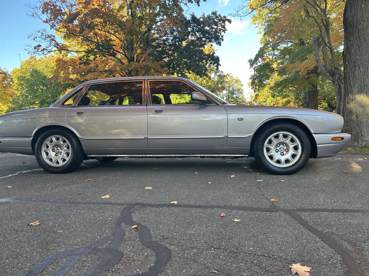 Used 2000 Jaguar XJ8 RWD image 3