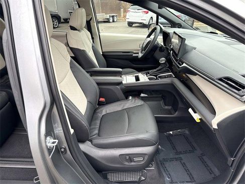 Used 2026 Toyota Sienna Platinum image 9