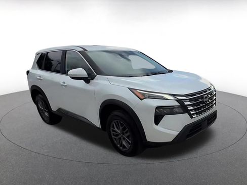 Used 2026 Nissan Rogue SV FWD image 2