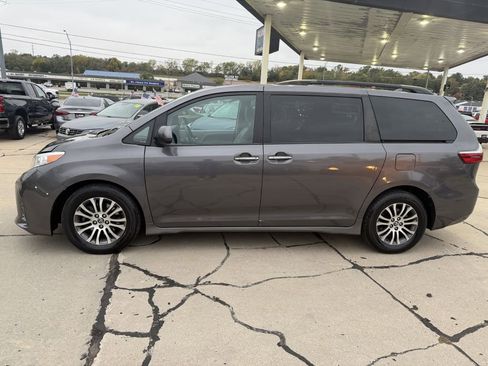 Used 2018 Toyota Sienna XLE image 4