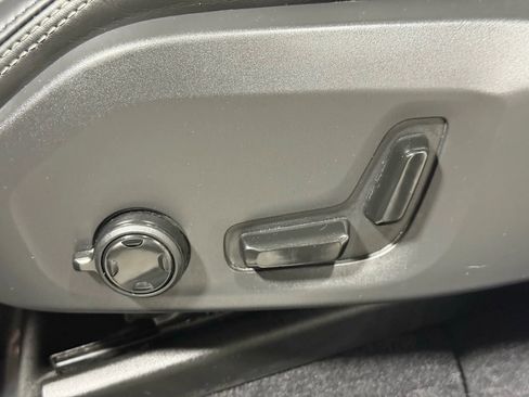 Used 2018 Volvo XC60 T8 Inscription w/ Luxury Seat Package image 21