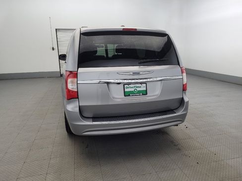 Used 2016 Chrysler Town & Country Touring image 6