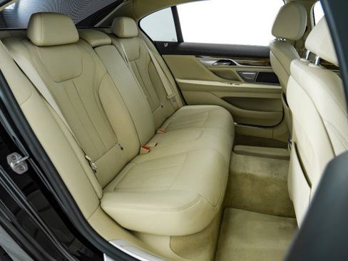 Used 2017 BMW 740i xDrive image 31