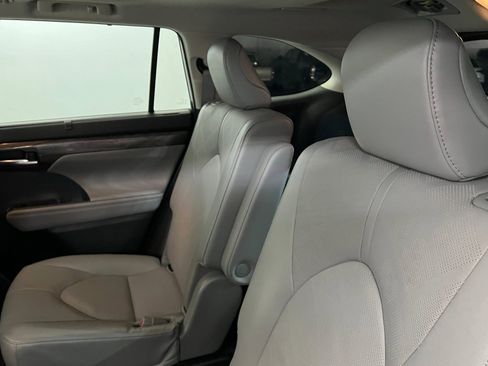 Certified 2022 Toyota Highlander Platinum image 21