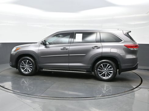 Used 2019 Toyota Highlander XLE AWD/4WD image 3