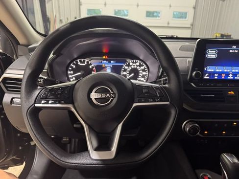 Used 2024 Nissan Altima 2.5 SV FWD image 12