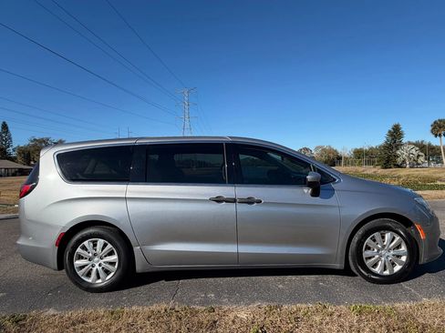Used 2018 Chrysler Pacifica L image 4