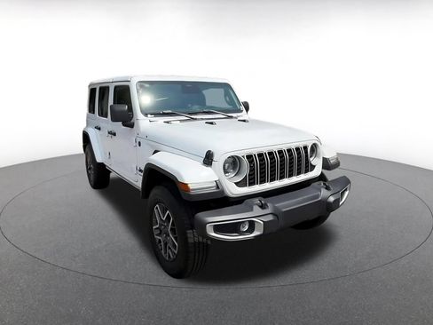Used 2025 Jeep Wrangler Unlimited Sahara AWD/4WD image 3