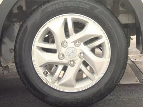 Used 2026 Hyundai Venue SE FWD image 24