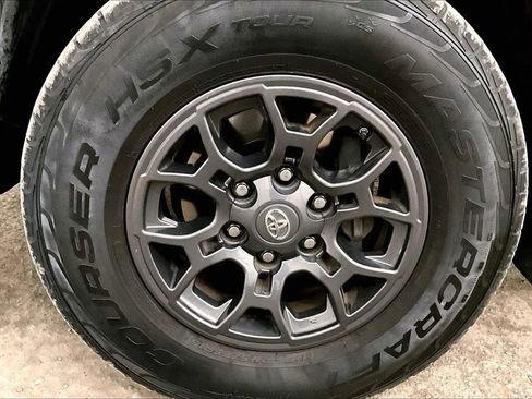 Used 2018 Toyota Tacoma SR5 image 8