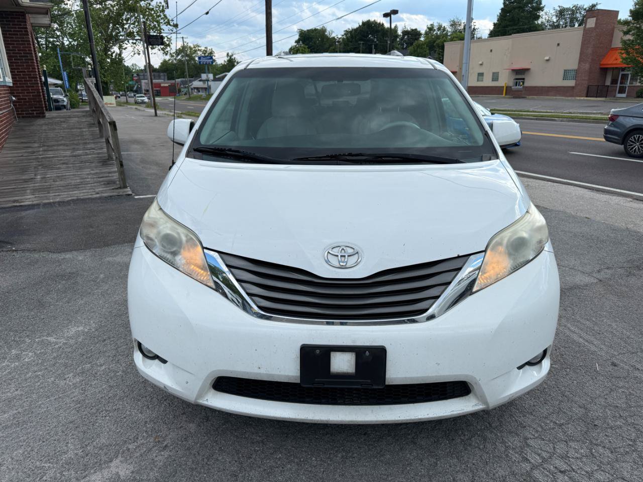 Used 2013 Toyota Sienna XLE w/ Entertainment Pkg FWD image 3