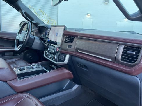 Used 2024 Ford Expedition Limited image 29
