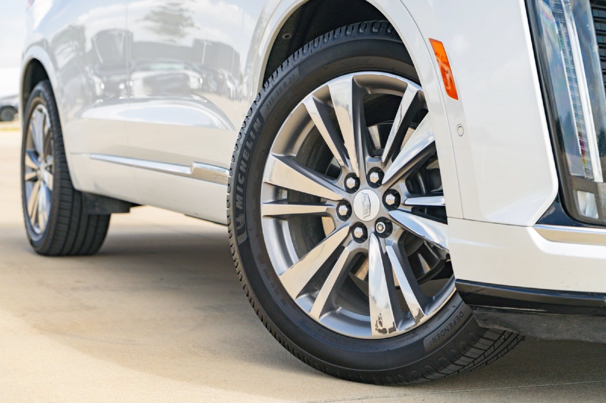 Used 2022 Cadillac XT6 Premium Luxury w/ Technology Package FWD image 2