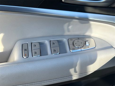 Used 2024 Genesis G70 2.5T image 18