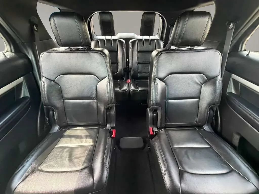 Used 2016 Ford Explorer XLT w/ Equipment Group 202A FWD image 15