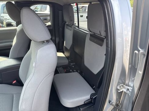 Used 2018 Toyota Tacoma SR5 AWD/4WD image 32