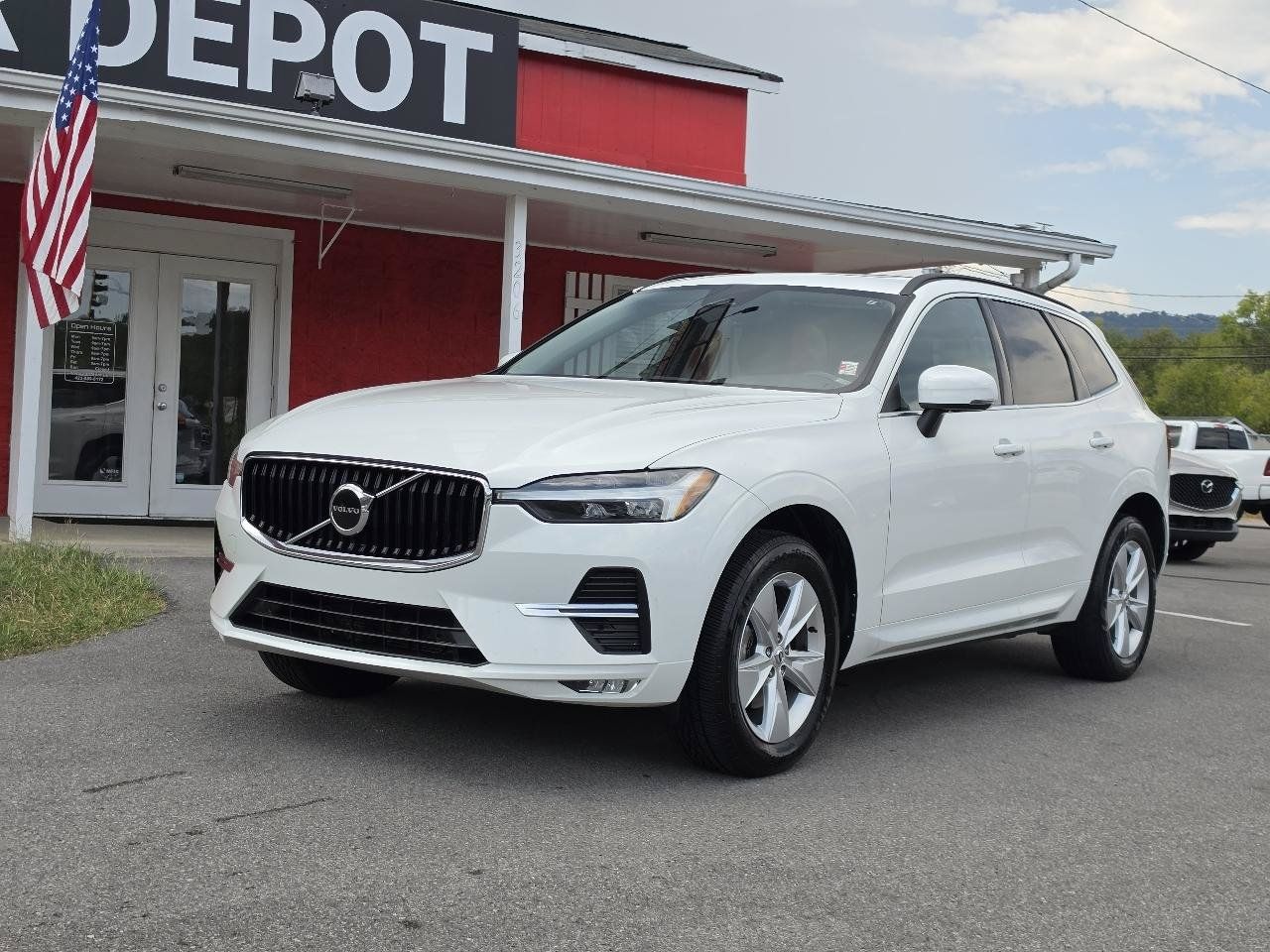 Used 2022 Volvo XC60 B5 Momentum AWD/4WD image 2