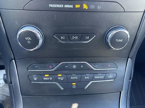 Used 2020 Ford Edge SE image 29