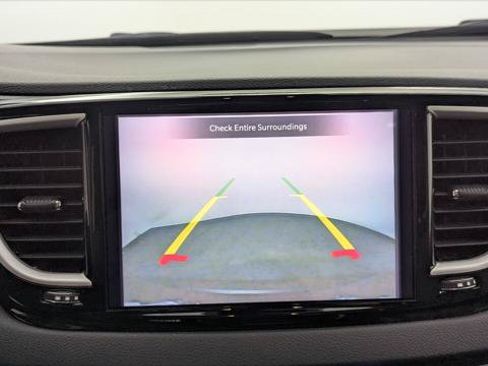 Used 2023 Chrysler Pacifica Touring-L FWD image 30