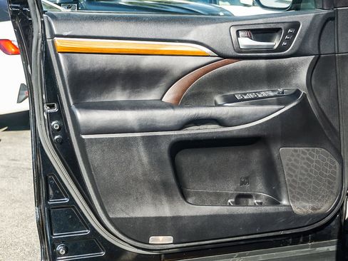 Used 2017 Toyota Highlander Limited image 24