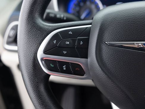 Used 2021 Chrysler Pacifica Touring FWD image 37