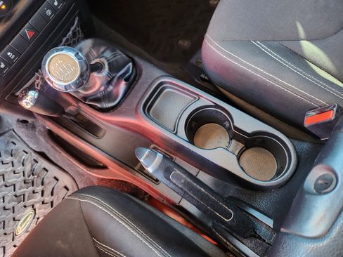 Used 2016 Jeep Wrangler Unlimited Rubicon w/ Connectivity Group image 15