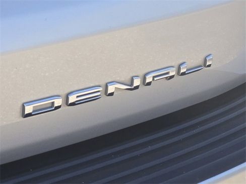 Used 2021 GMC Yukon Denali w/ Denali Premium Package image 9