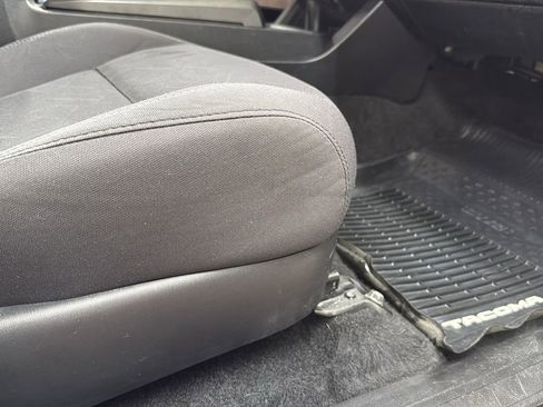 Used 2017 Toyota Tacoma TRD Sport w/ Tow Package (A/T) image 25