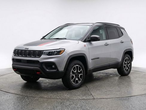 Used 2025 Jeep Compass Trailhawk AWD/4WD image 3