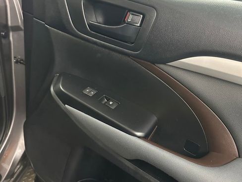 Used 2016 Toyota Highlander LE FWD image 36