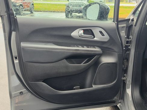 Used 2025 Chrysler Pacifica Limited AWD/4WD image 12