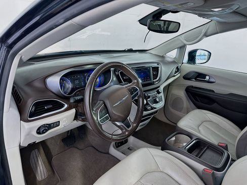 Used 2019 Chrysler Pacifica Touring-L FWD image 9