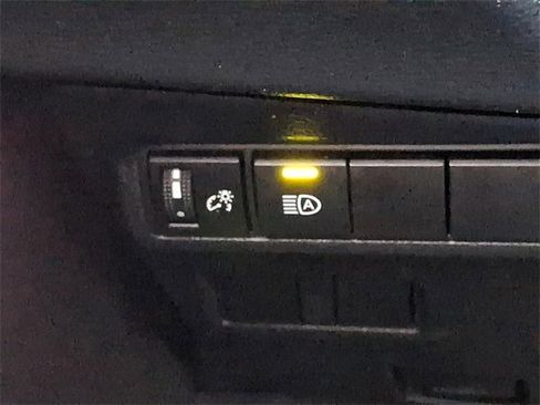 Certified 2022 Toyota Corolla Cross LE image 24