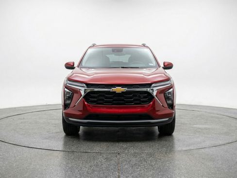 Used 2025 Chevrolet Trax LT image 2