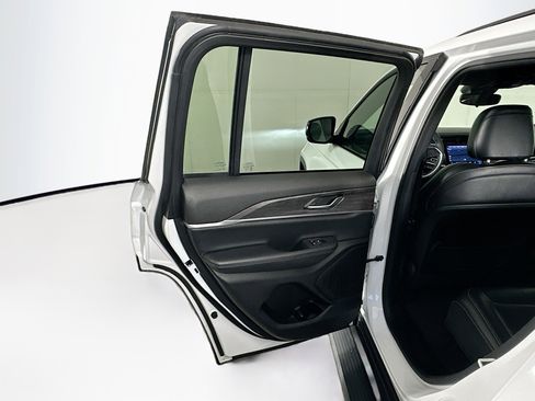 Used 2024 Jeep Grand Cherokee Limited w/ Black Appearance Package image 25