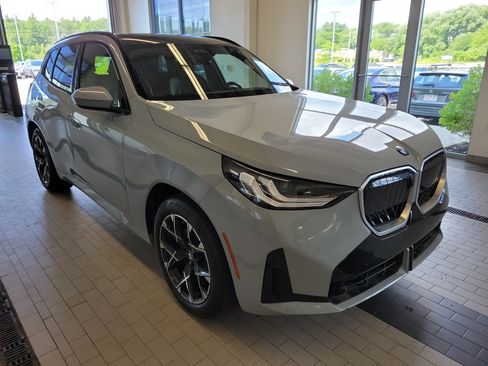 Used 2025 BMW X3 xDrive30i w/ Premium Package AWD/4WD image 3