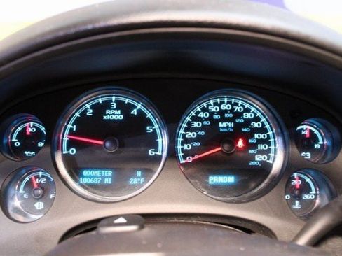 Used 2013 Chevrolet Avalanche LTZ image 25