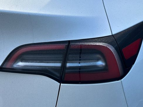 Used 2022 Tesla Model Y Long Range image 14