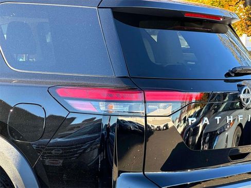 Certified 2024 Nissan Pathfinder SL image 9